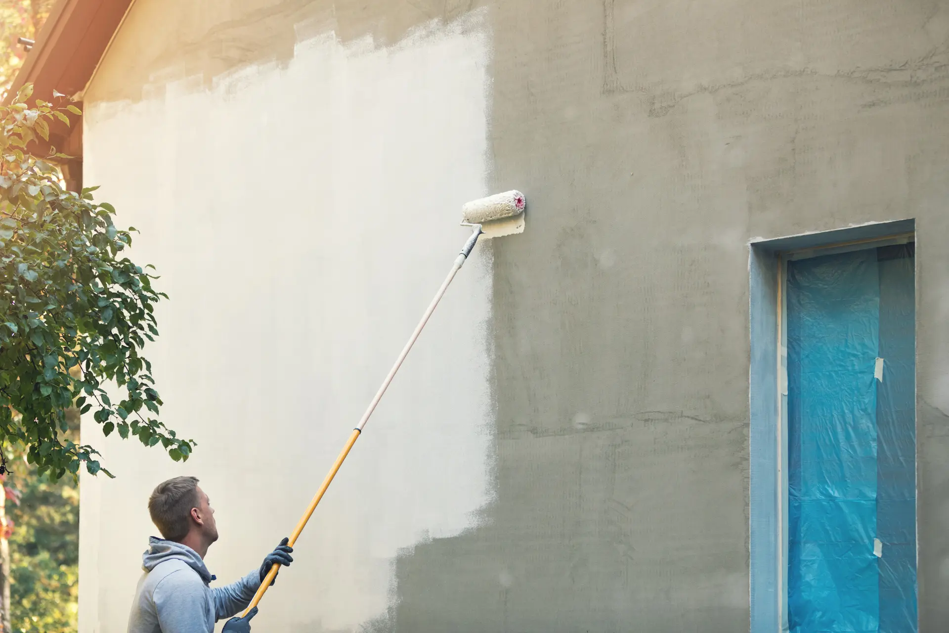 Pintor trabajando en una fachada en Paterna